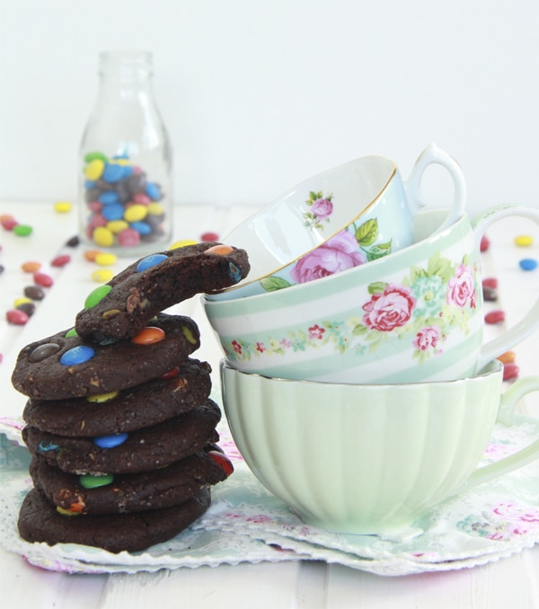 Cookies de chocolate y M&Ms con pistachos
