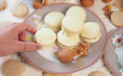 Alfajores de nuez y chocolate blanco