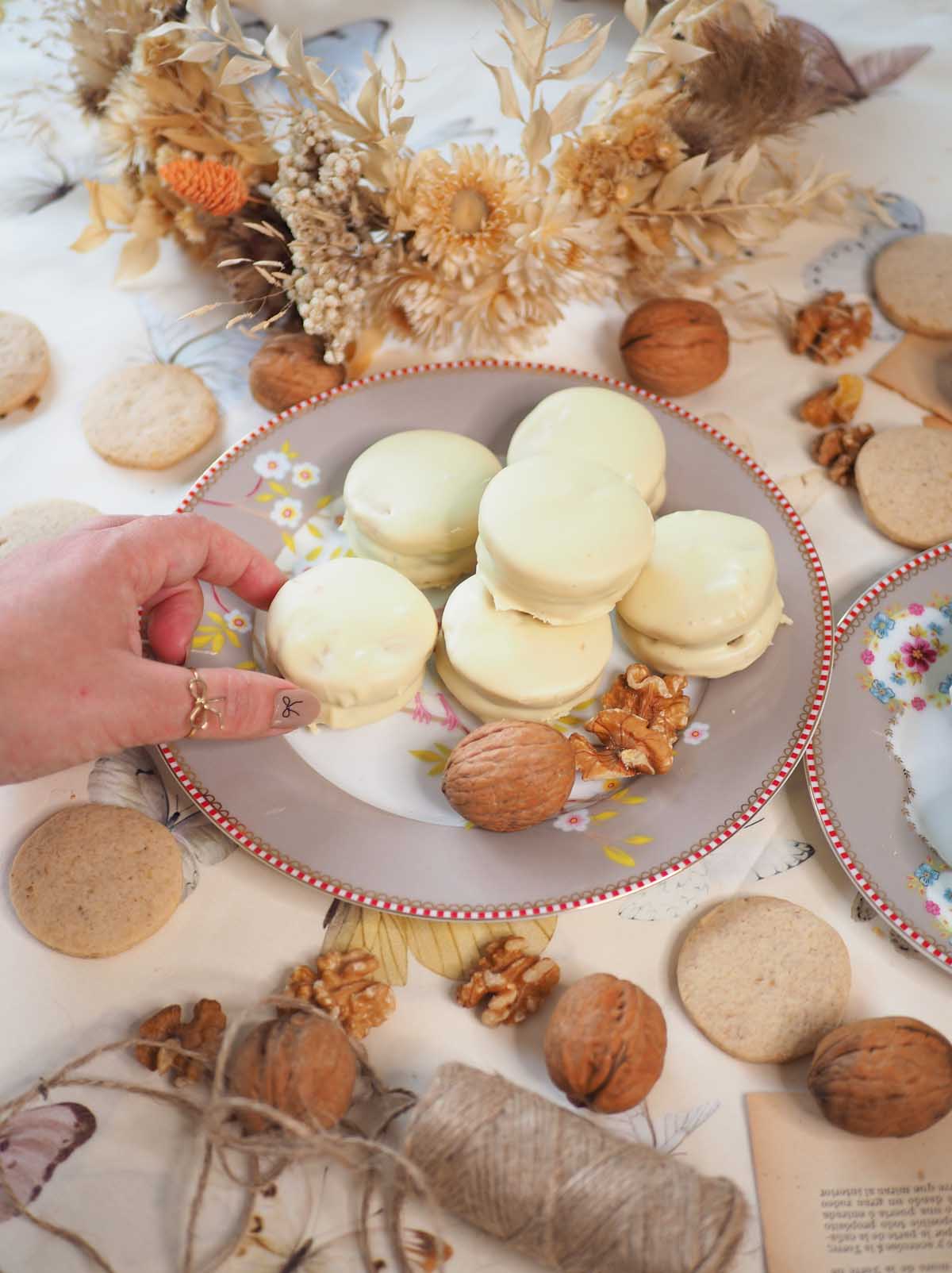 Alfajores de nuez y chocolate blanco