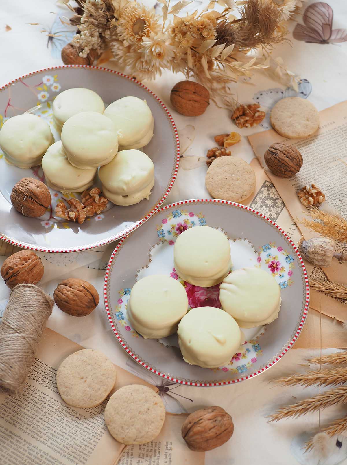 Alfajores de nuez y chocolate blanco